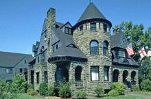 фасады каменного викторианского дома бастиона